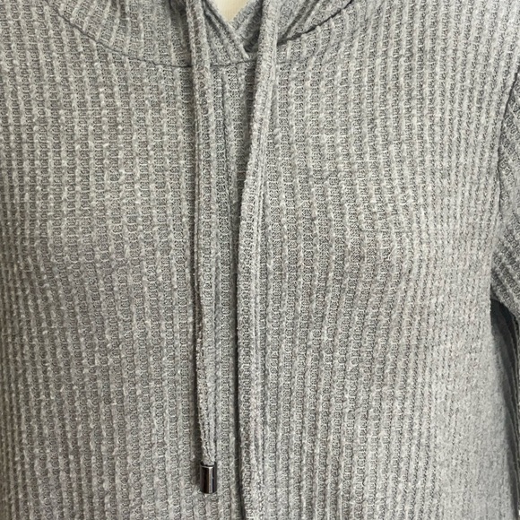 BKE Buckle brushed waffle knit hoodie drawstring top size small grey raw hem - Picture 6 of 10